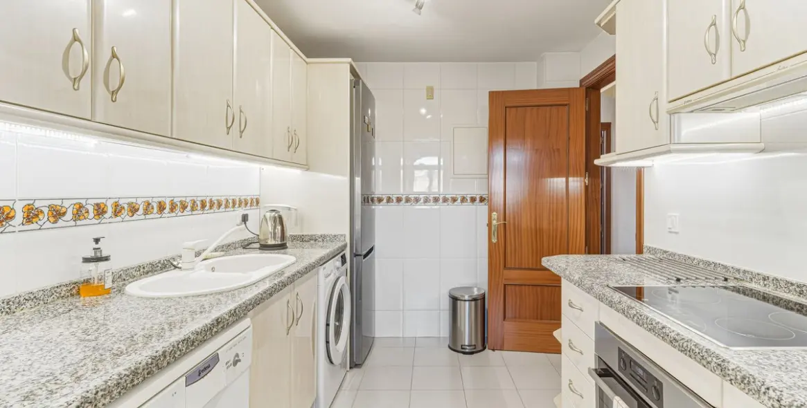 Sale of middle floor apartment in El Chaparral 13
