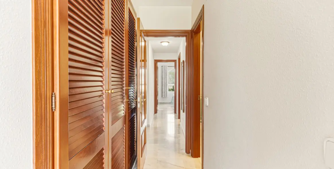 Sale of middle floor apartment in El Chaparral 21