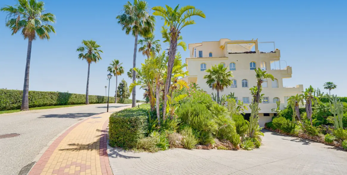 Sale of middle floor apartment in El Chaparral 23