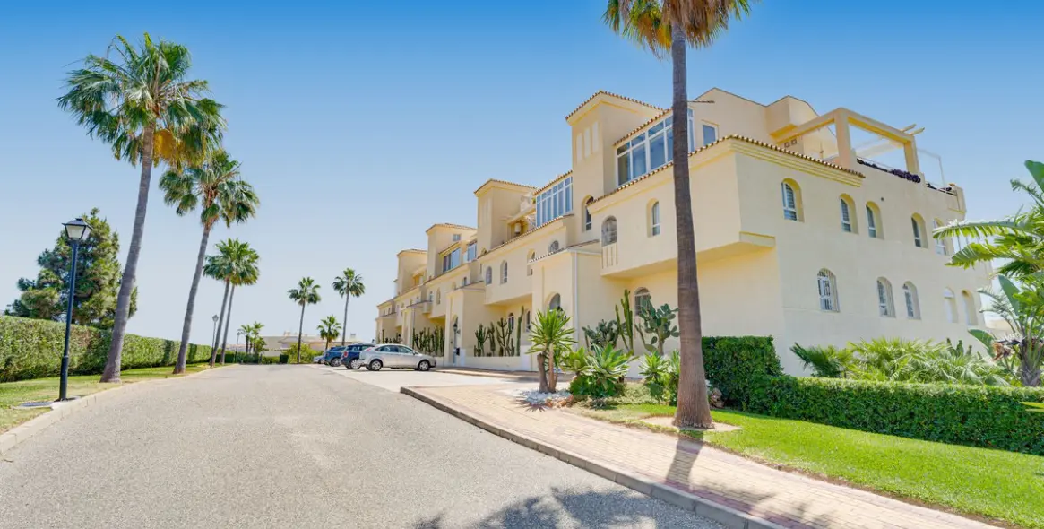 Sale of middle floor apartment in El Chaparral 25