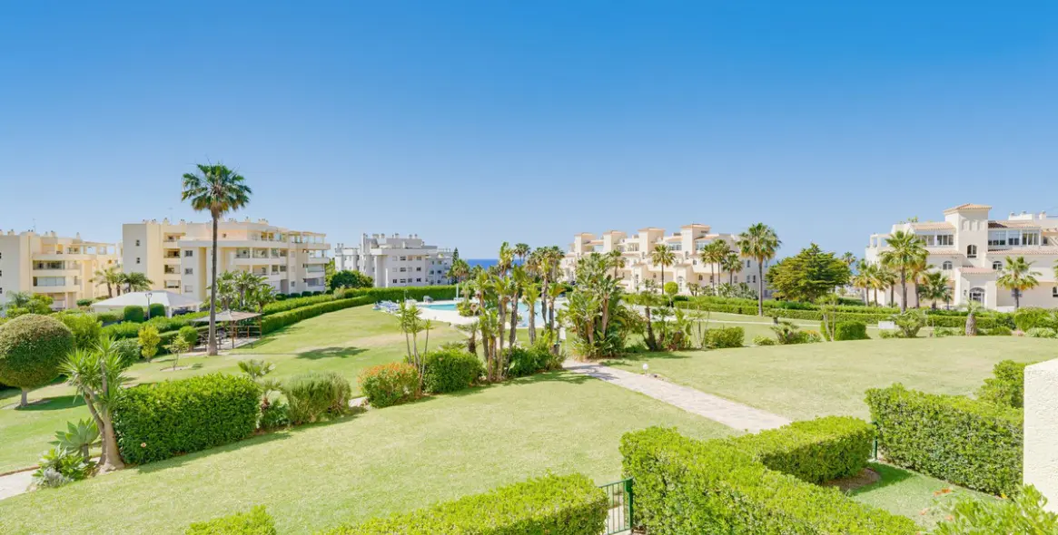 Sale of middle floor apartment in El Chaparral 26