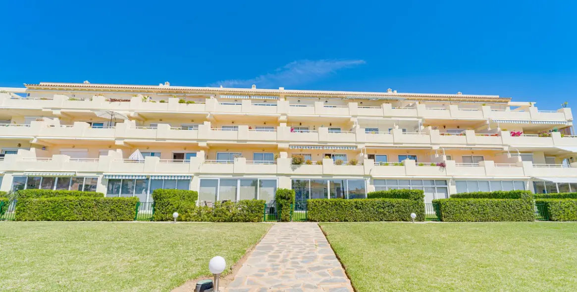Sale of middle floor apartment in El Chaparral 27