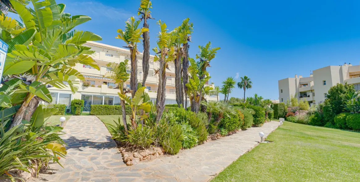 Sale of middle floor apartment in El Chaparral 28