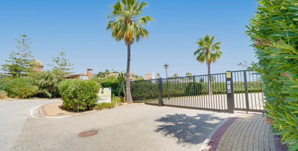 Sale of middle floor apartment in El Chaparral 30