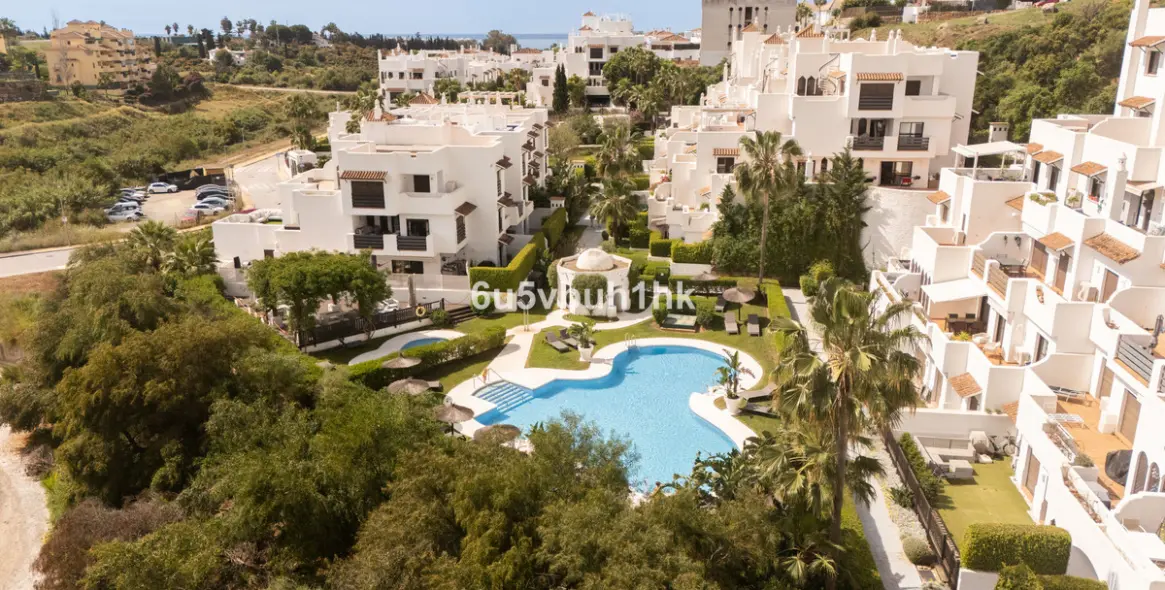 Sale of ground floor apartment in Estepona 1