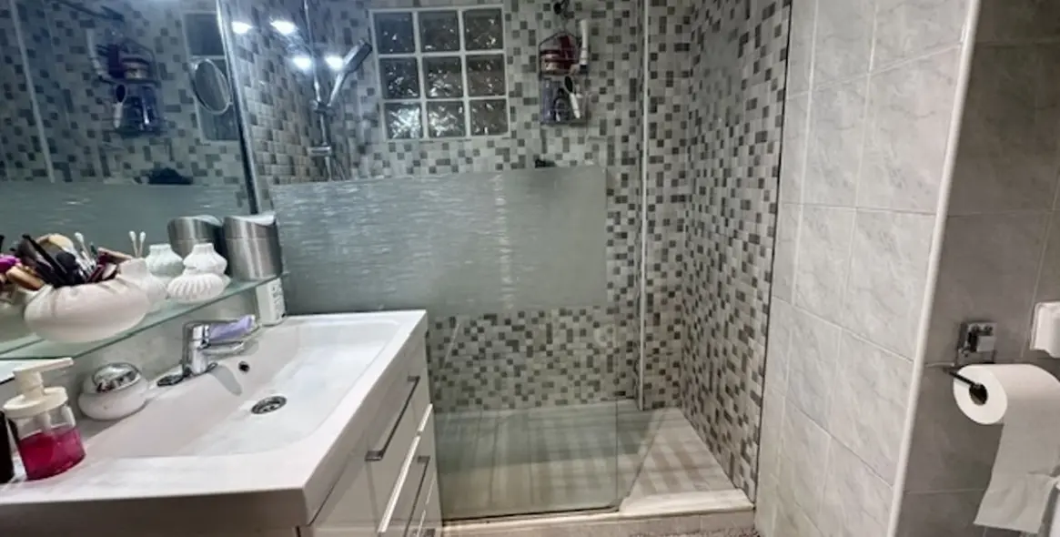 Venta de apartamento en planta baja en San Pedro de Alcántara 22