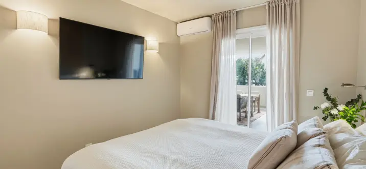 Venta de apartamento en planta media en Calahonda 2