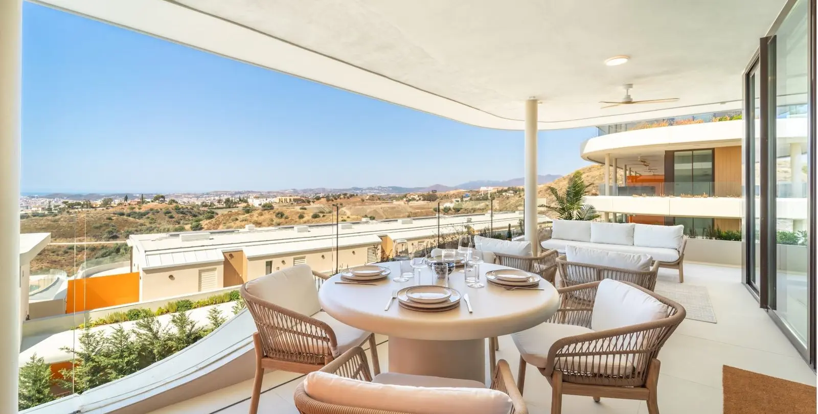 Sale of middle floor apartment in Fuengirola 2