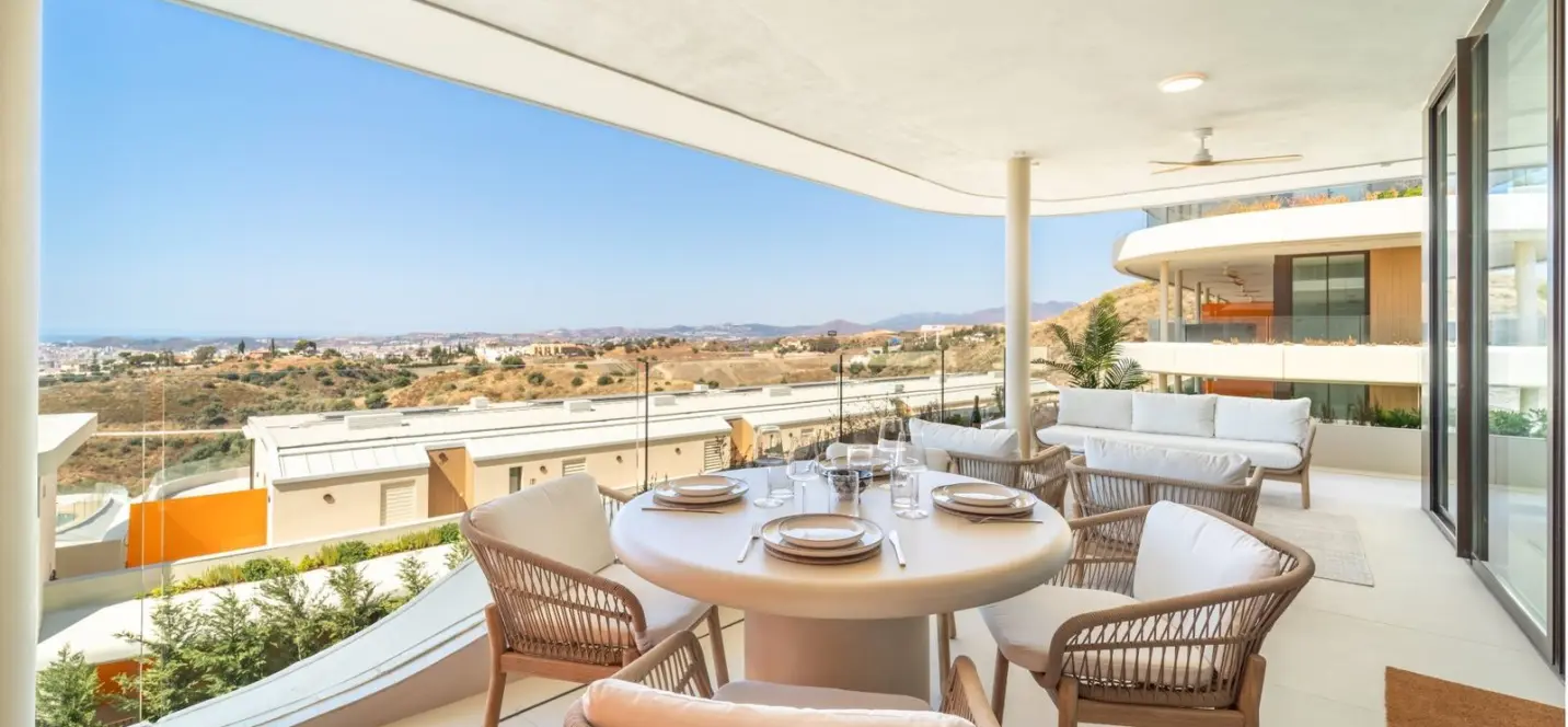 Sale of middle floor apartment in Fuengirola 1