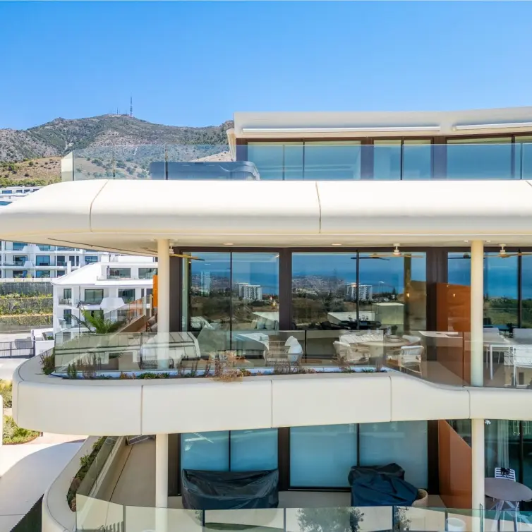 Sale of middle floor apartment in Fuengirola