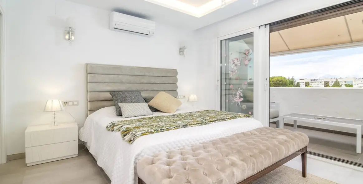 Sale of penthouse duplex in Puerto Banús 7