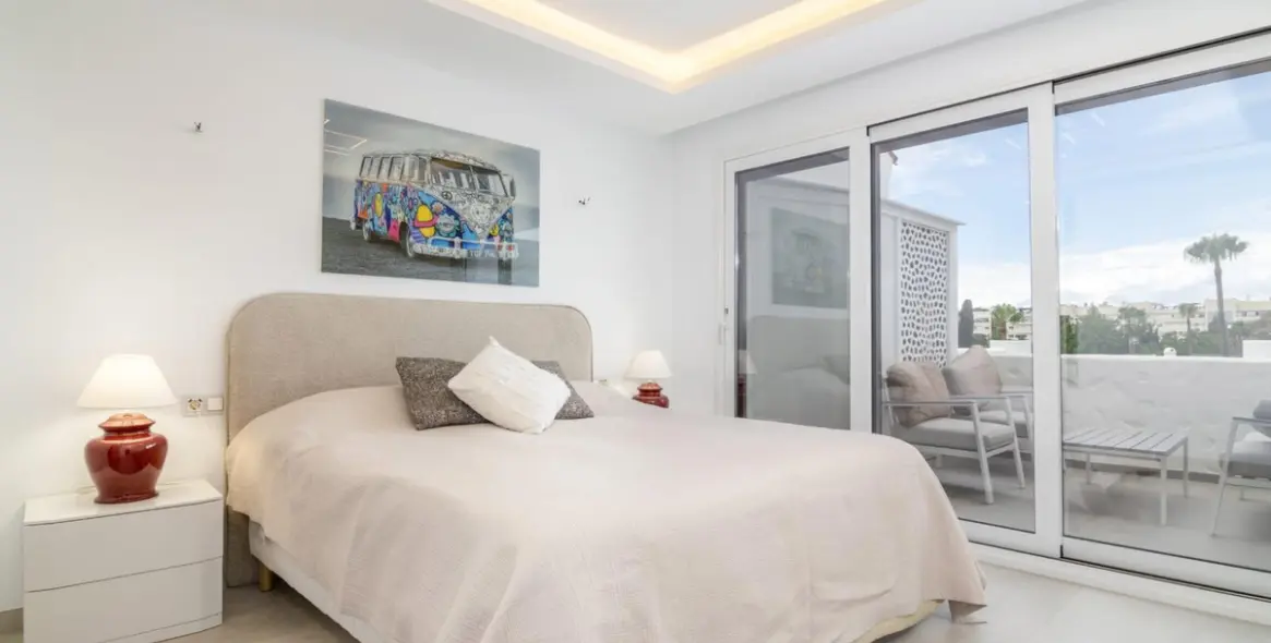 Sale of penthouse duplex in Puerto Banús 9