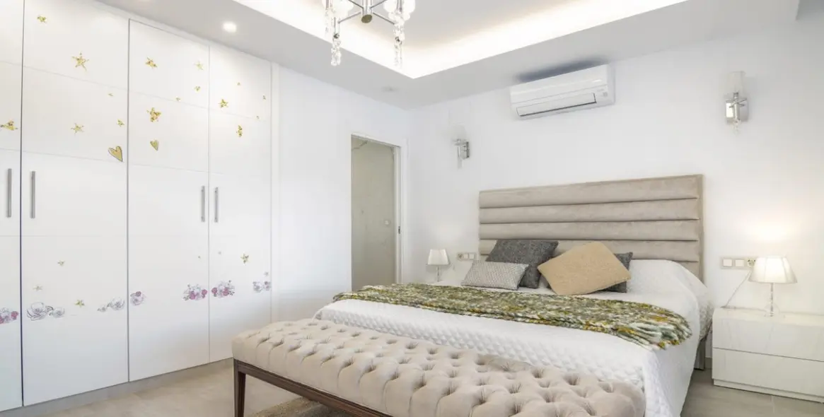 Sale of penthouse duplex in Puerto Banús 22