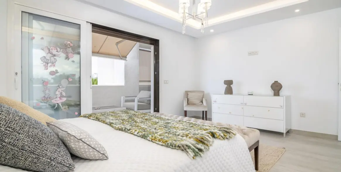 Sale of penthouse duplex in Puerto Banús 23