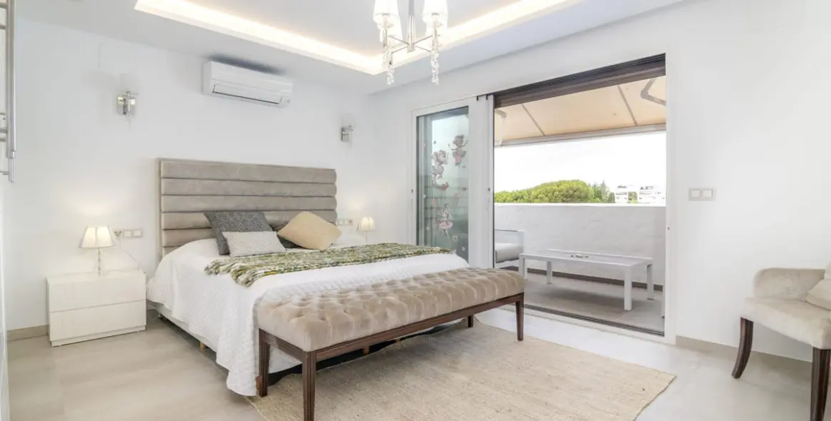 Sale of penthouse duplex in Puerto Banús 24
