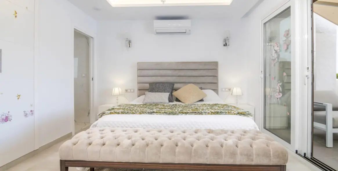 Sale of penthouse duplex in Puerto Banús 26