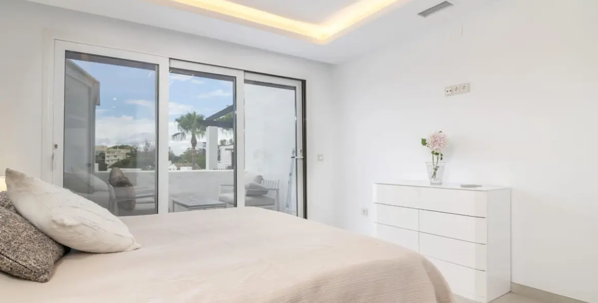 Sale of penthouse duplex in Puerto Banús 30