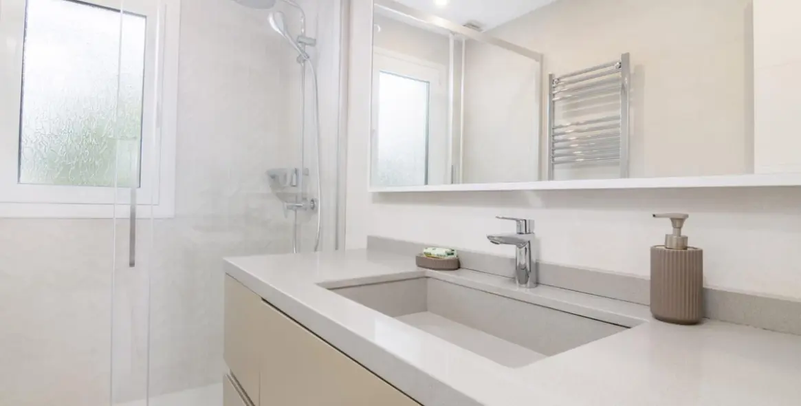 Sale of penthouse duplex in Puerto Banús 33