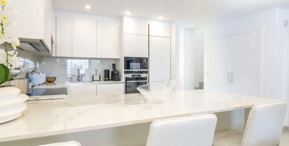 Sale of penthouse duplex in Puerto Banús 48