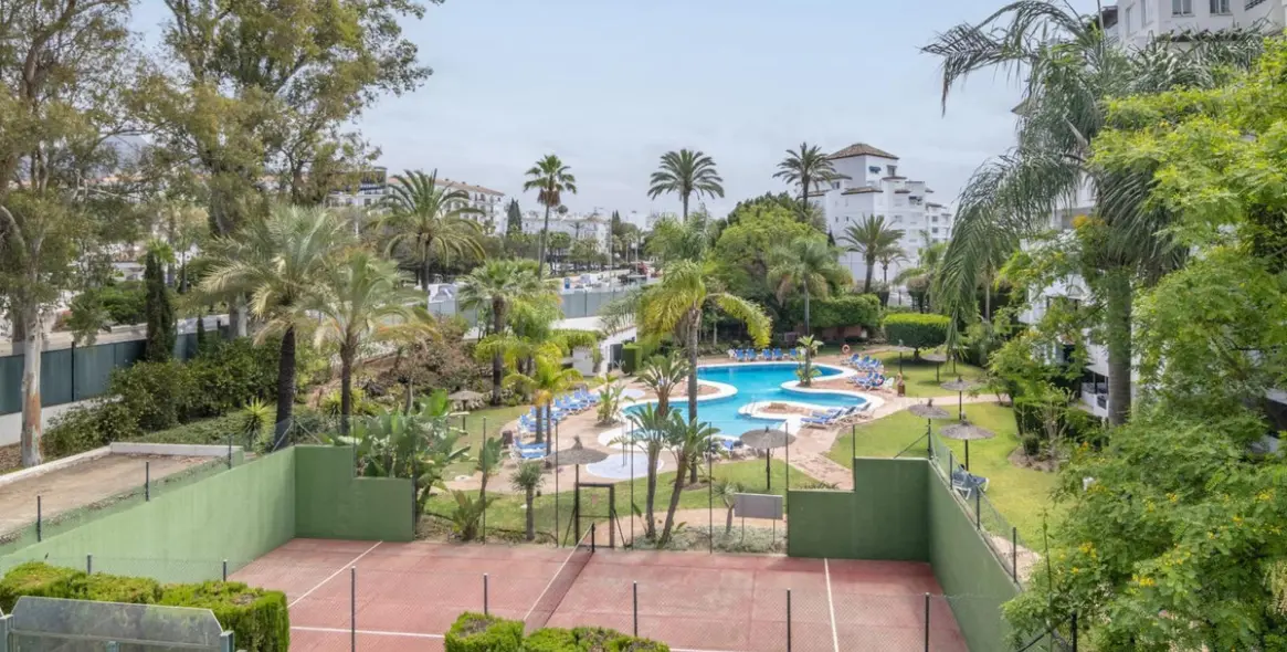 Sale of penthouse duplex in Puerto Banús 53