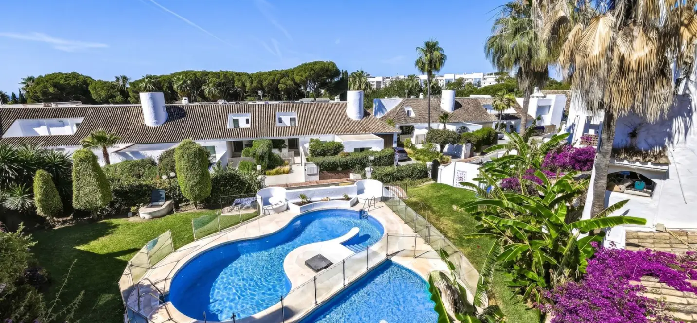 Продажа двухуровневого пентхауса в Puerto Banús 0