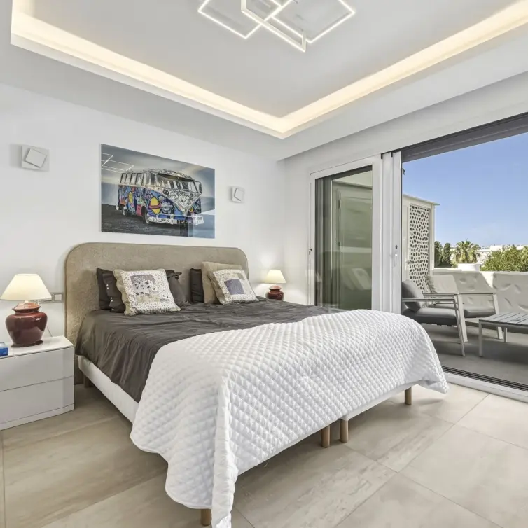 Продажа двухуровневого пентхауса в Puerto Banús