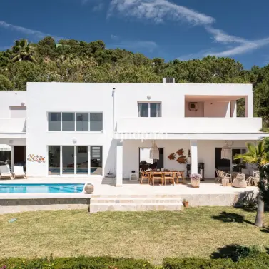 Sale of detached villa in Estepona