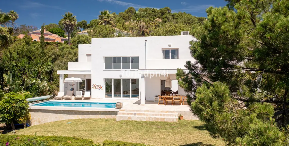 Sale of detached villa in Estepona 5