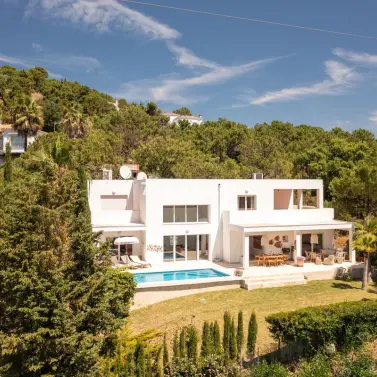 Sale of detached villa in Estepona