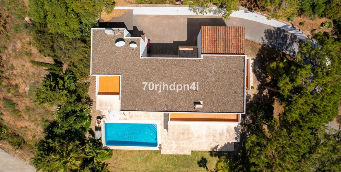 Sale of detached villa in Estepona 10