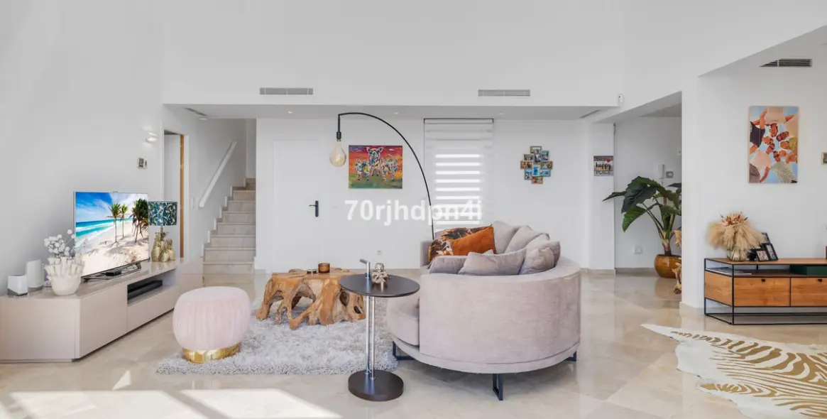 Sale of detached villa in Estepona 19