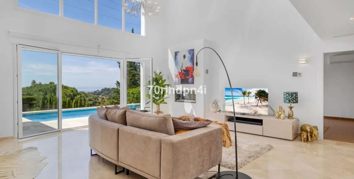 Sale of detached villa in Estepona 41