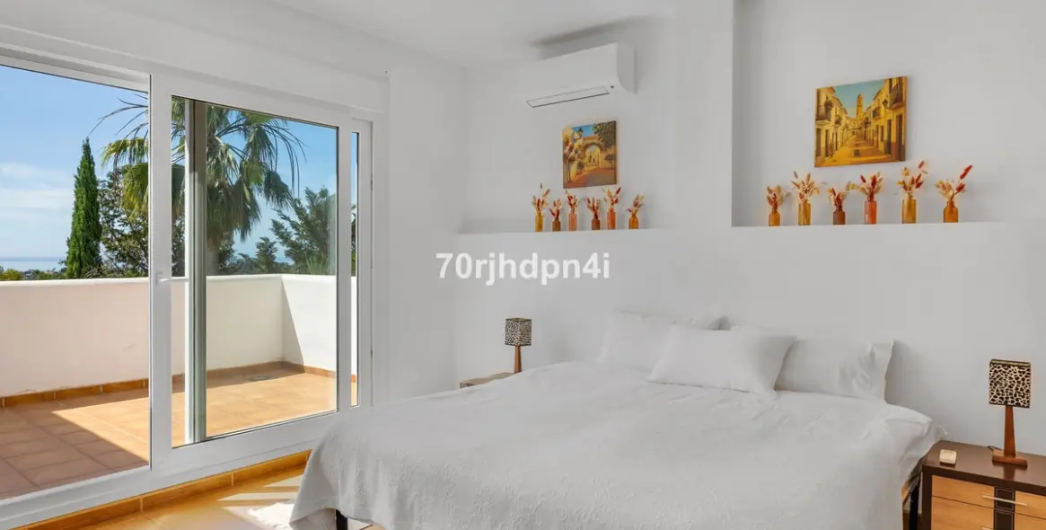 Sale of detached villa in Estepona 73