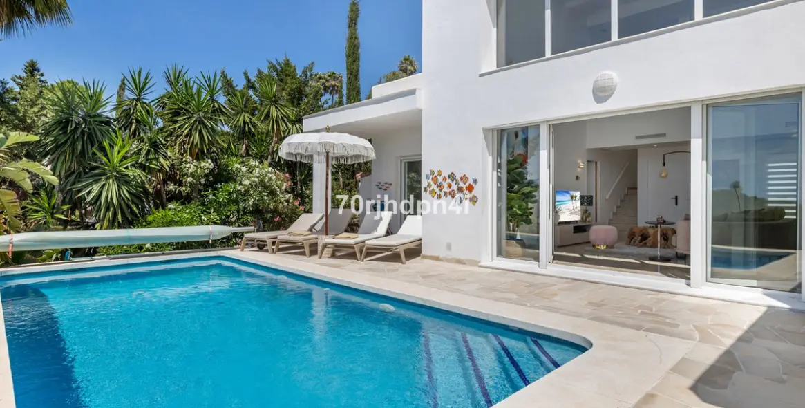 Sale of detached villa in Estepona 130