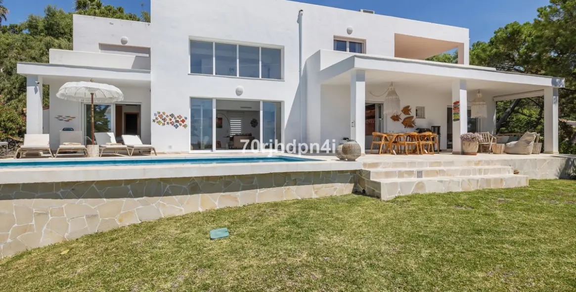 Sale of detached villa in Estepona 143