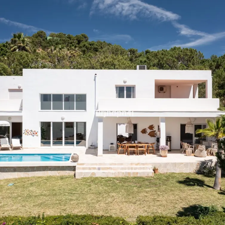 Sale of detached villa in Estepona