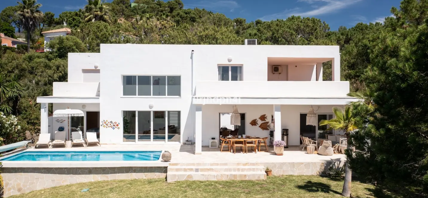 Sale of detached villa in Estepona 0