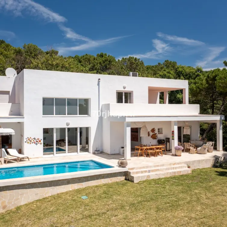Sale of detached villa in Estepona