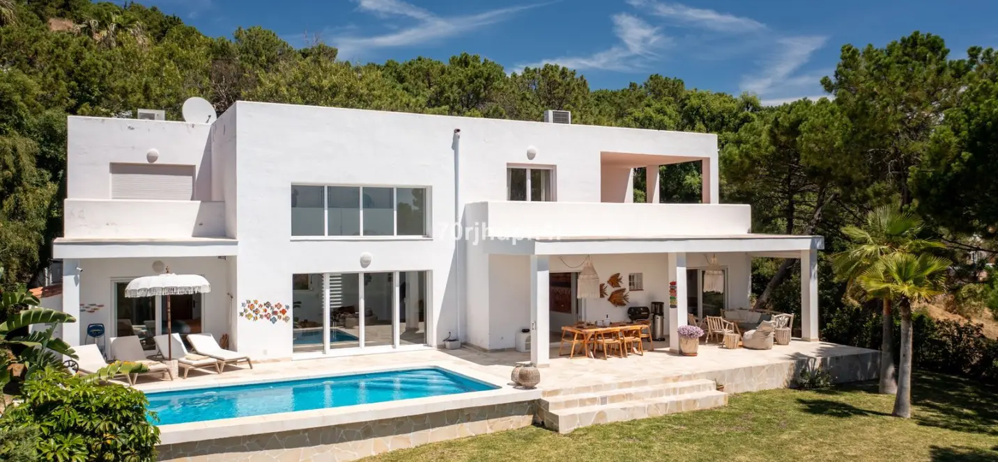 Sale of detached villa in Estepona 3
