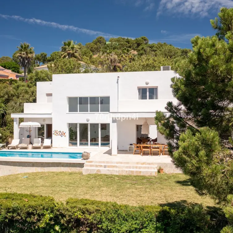 Sale of detached villa in Estepona