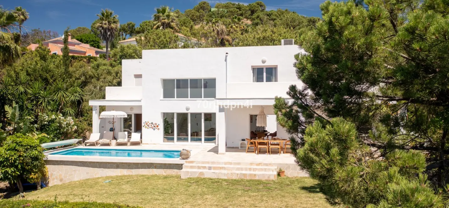 Sale of detached villa in Estepona 4