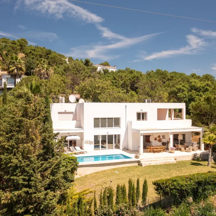 Sale of detached villa in Estepona