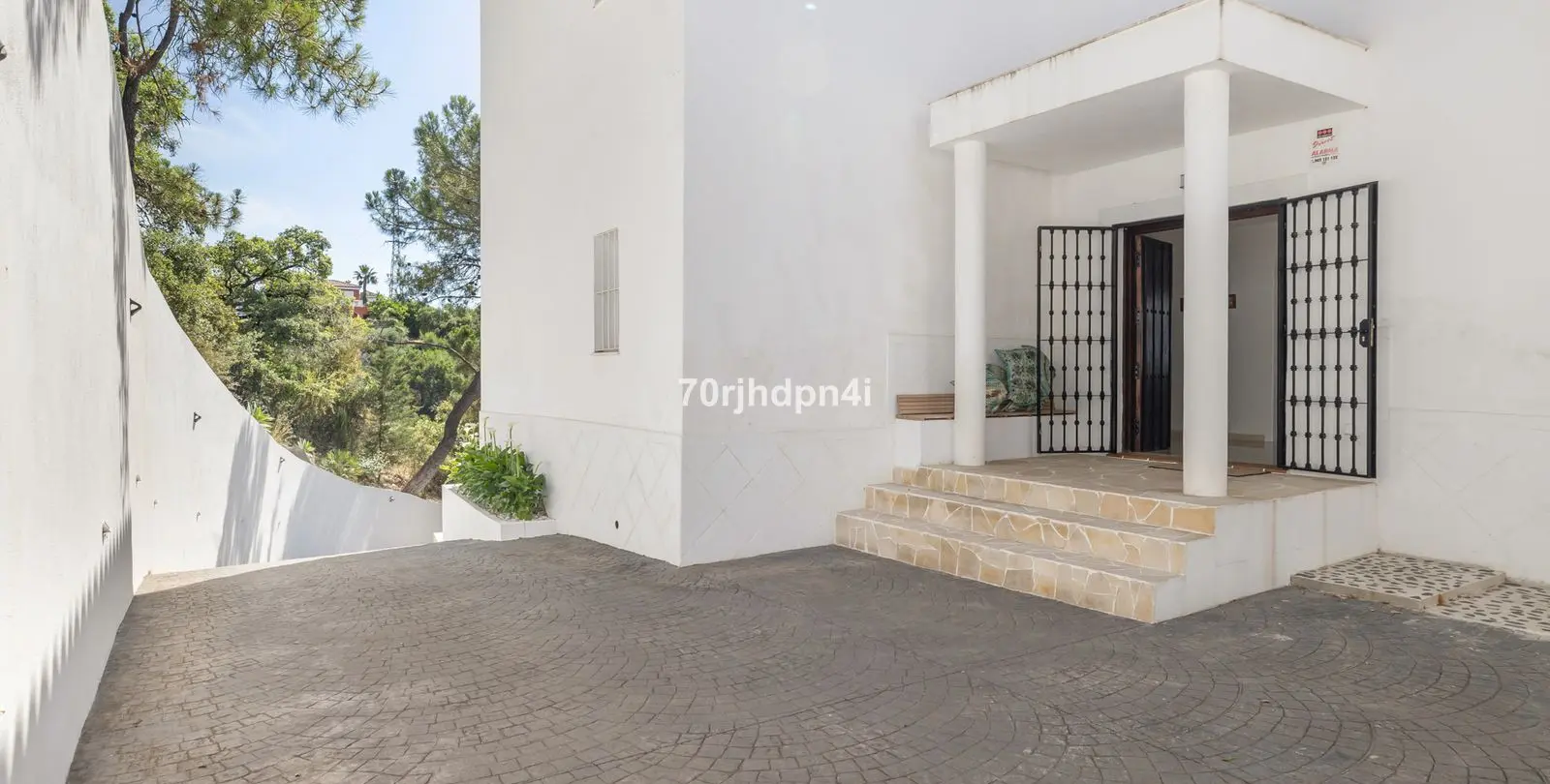 Продажа  отдельно стоящей виллы в Estepona 30