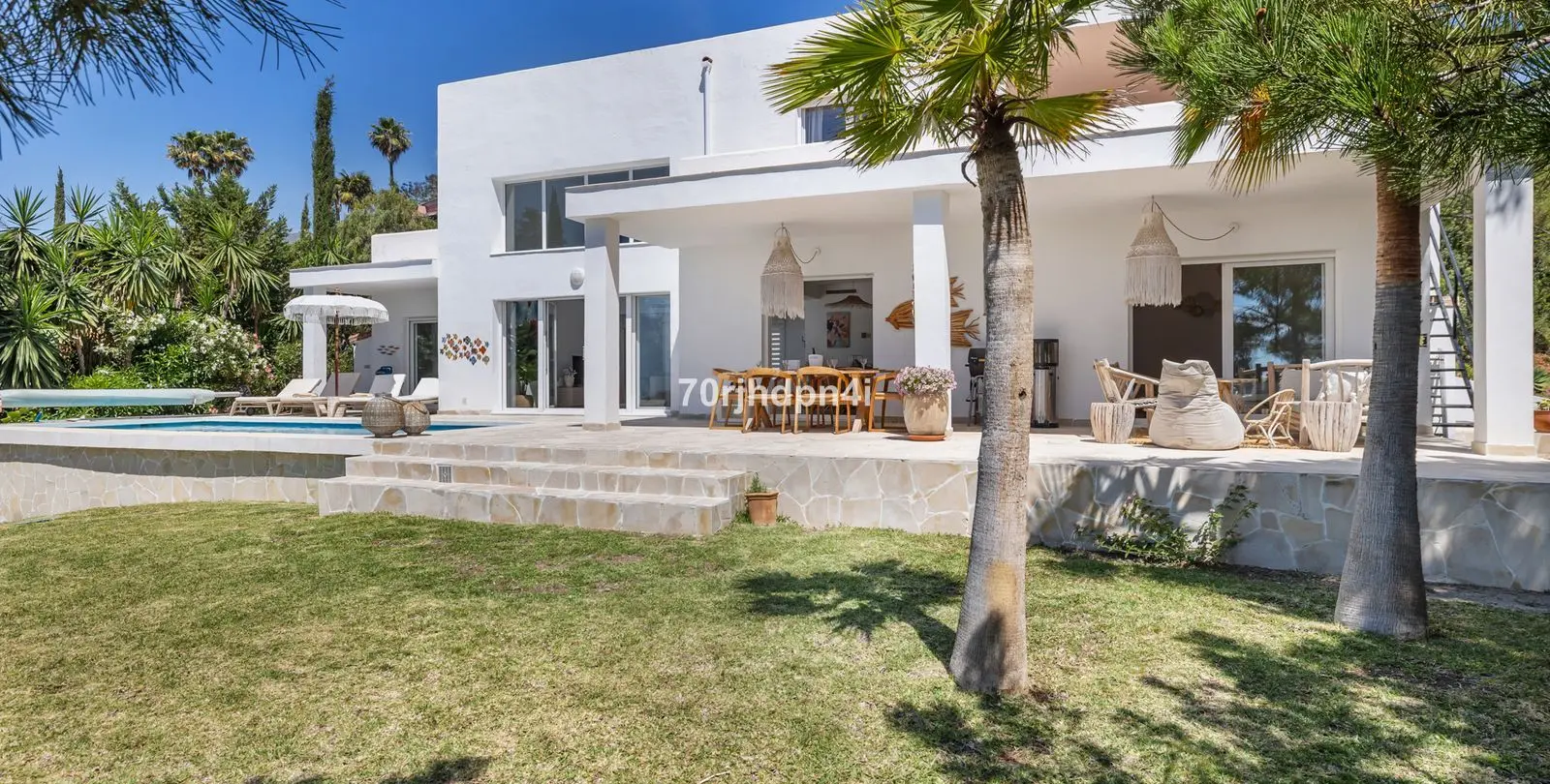 Продажа  отдельно стоящей виллы в Estepona 94