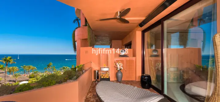 Venta de apartamento en planta media en Estepona 3