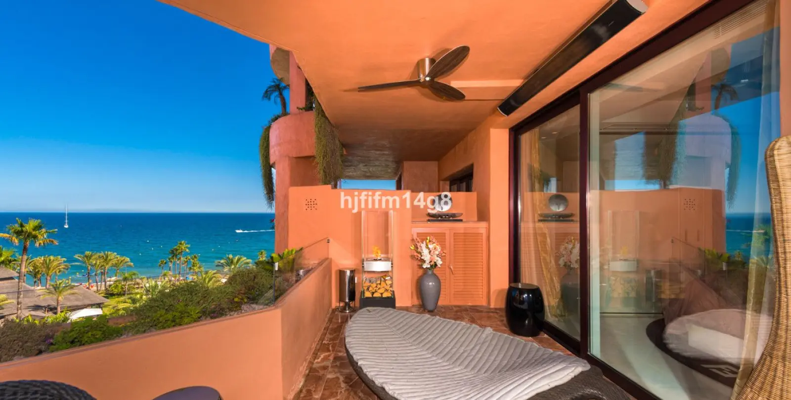 Sale of middle floor apartment in Estepona 1