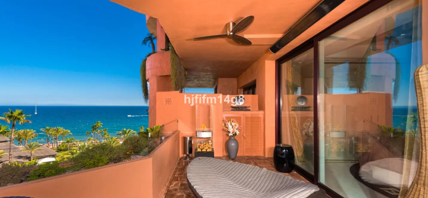 Продажа апартаментов на среднем этаже в Estepona 0