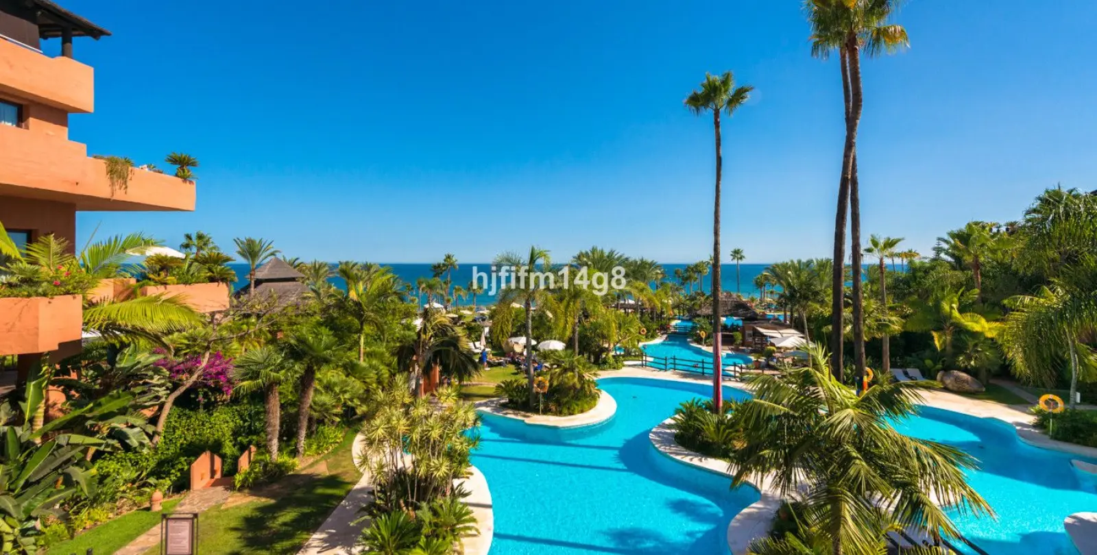 Sale of middle floor apartment in Estepona 2