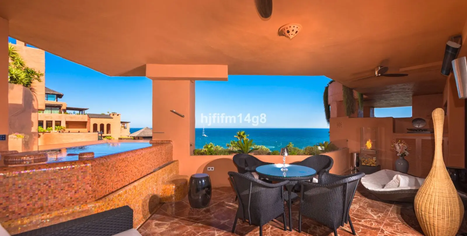 Sale of middle floor apartment in Estepona 3