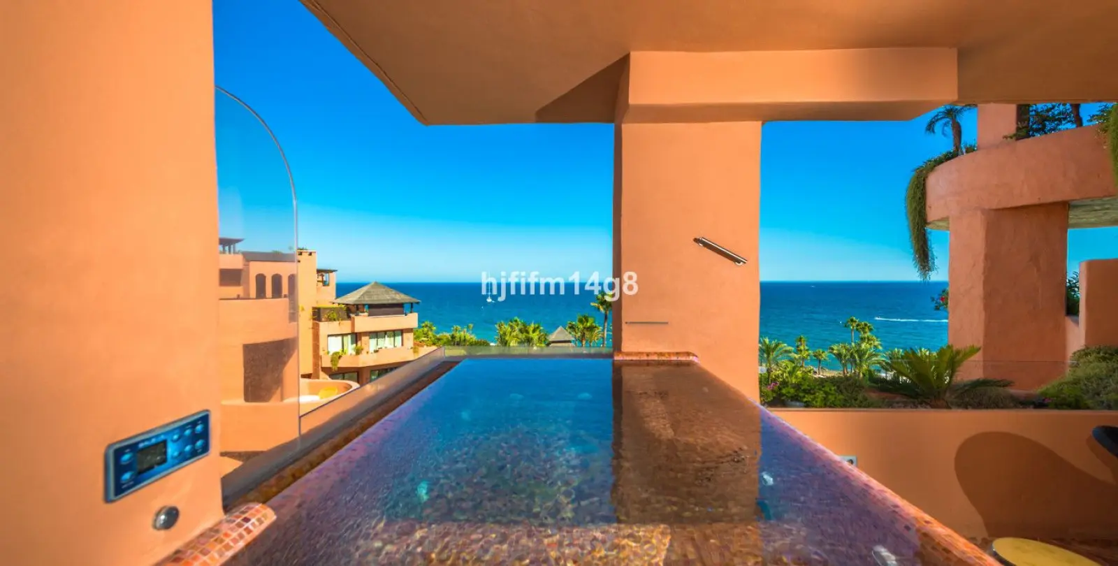 Sale of middle floor apartment in Estepona 4